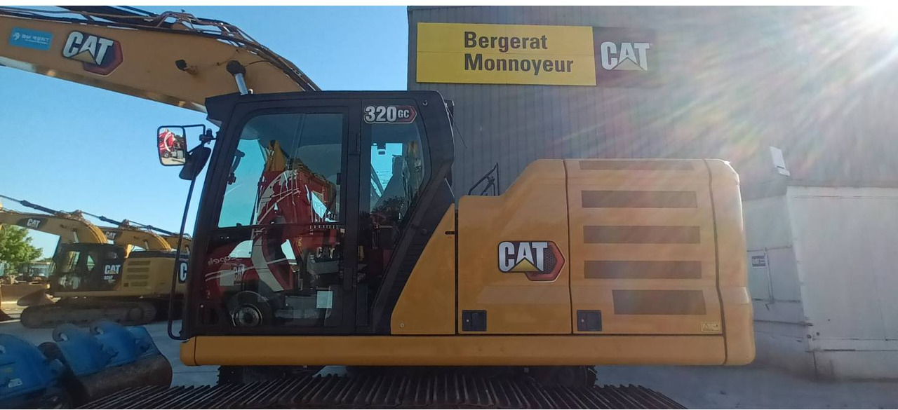 Crawler excavator CAT 320 GC: picture 16
