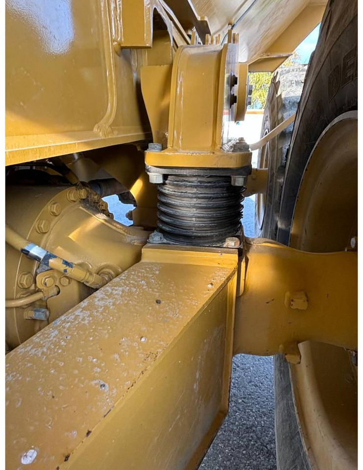 Articulated dumper CAT 730: picture 19