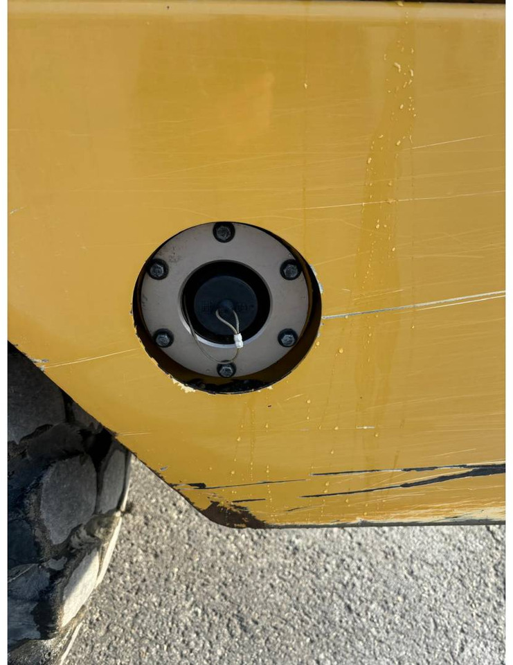 Articulated dumper CAT 730: picture 24