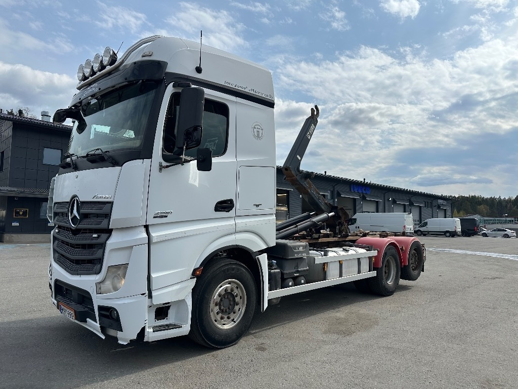 Mercedes-Benz Actros 2551 6x2*4 - Hook lift truck: picture 1 Mercedes-Benz Actros 2551 6x2*4 - Hook lift truck: picture 1