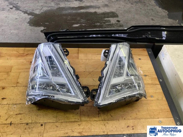 Volvo Headlamp RH – Volvo 24056510 - Electrical system for Truck: picture 2 Volvo Headlamp RH – Volvo 24056510 - Electrical system for Truck: picture 2