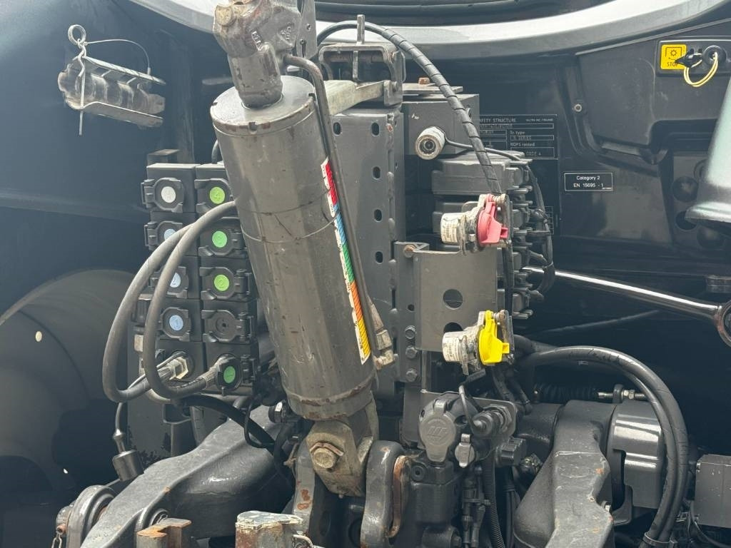 Farm tractor Valtra N174D, Frontlinkage + PTO, Frontloader, 3846 hours: picture 15 Farm tractor Valtra N174D, Frontlinkage + PTO, Frontloader, 3846 hours: picture 15