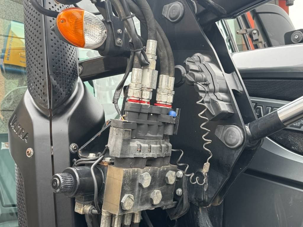 Farm tractor Valtra N174D, Frontlinkage + PTO, Frontloader, 3846 hours: picture 39 Farm tractor Valtra N174D, Frontlinkage + PTO, Frontloader, 3846 hours: picture 39