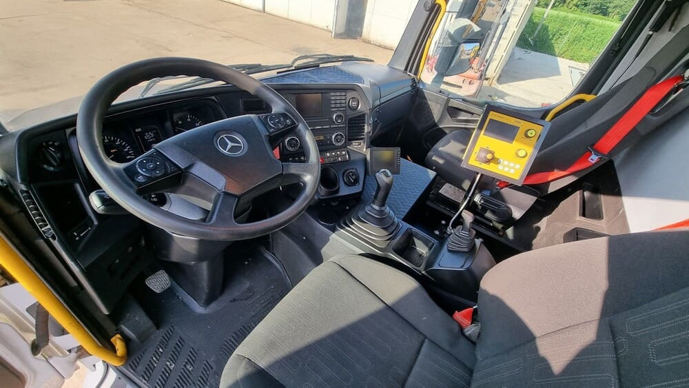 MERCEDES-BENZ AROCS 3243 8x4 | Euro 6 | Piaskarko Solarka Econ 12m³ - Snow removal vehicle: picture 3 MERCEDES-BENZ AROCS 3243 8x4 | Euro 6 | Piaskarko Solarka Econ 12m³ - Snow removal vehicle: picture 3
