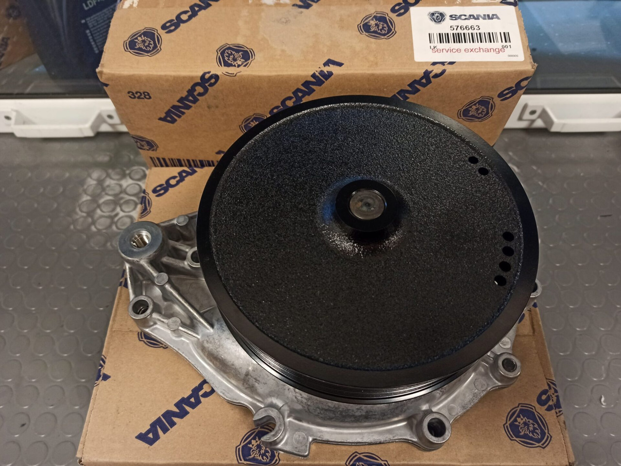 SCANIA COOLANT PUMP 576663 - Cooling system for Truck: picture 1 SCANIA COOLANT PUMP 576663 - Cooling system for Truck: picture 1