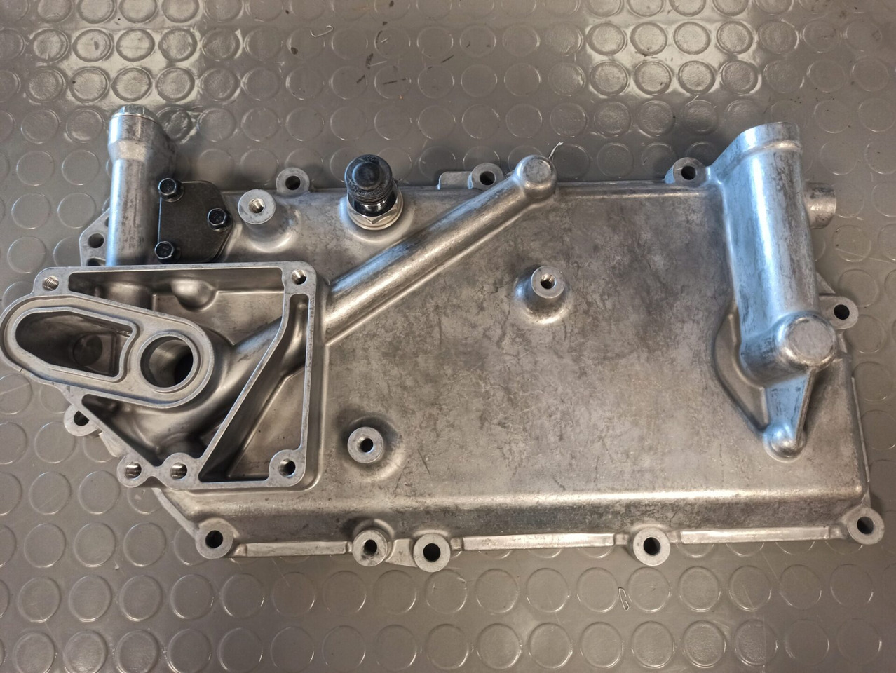 SCANIA OIL COOLER COVER - - Oil cooler for Truck: picture 1 SCANIA OIL COOLER COVER - - Oil cooler for Truck: picture 1