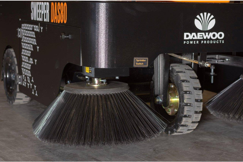 New Road sweeper Daewoo DAS80 Zit: picture 14