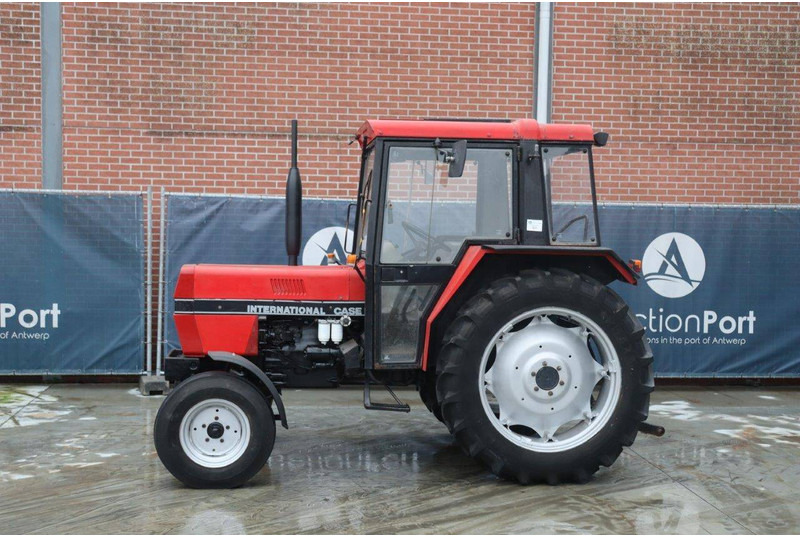 International 733 - Farm tractor: picture 1 International 733 - Farm tractor: picture 1