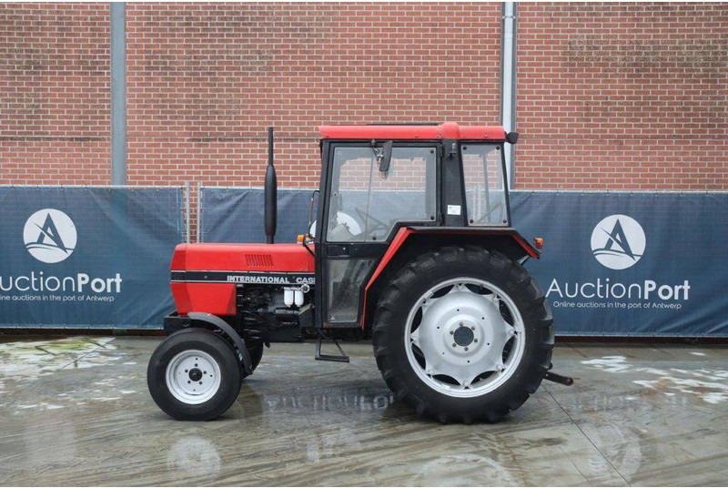 International 733 - Farm tractor: picture 2 International 733 - Farm tractor: picture 2