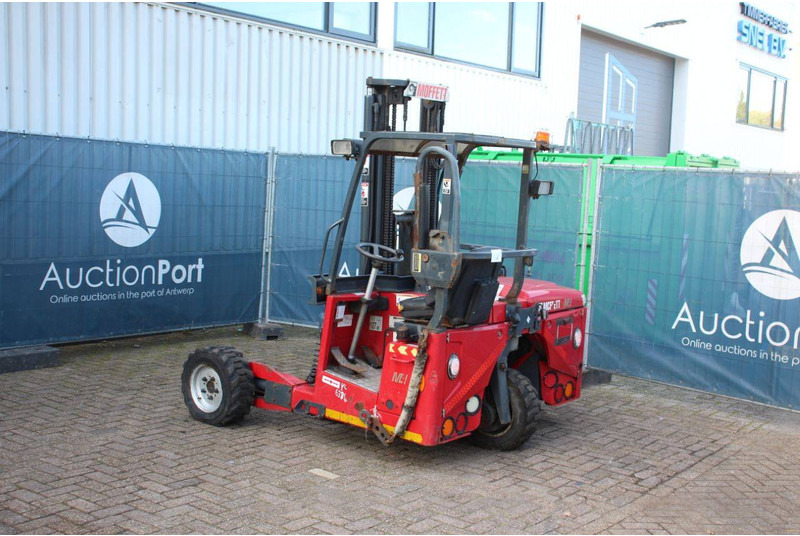 Moffett M4 20.4 - Truck mounted forklift: picture 3 Moffett M4 20.4 - Truck mounted forklift: picture 3