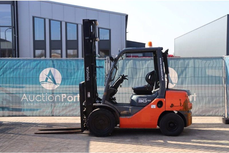 Toyota 02-8FDF30 - Diesel forklift: picture 2 Toyota 02-8FDF30 - Diesel forklift: picture 2