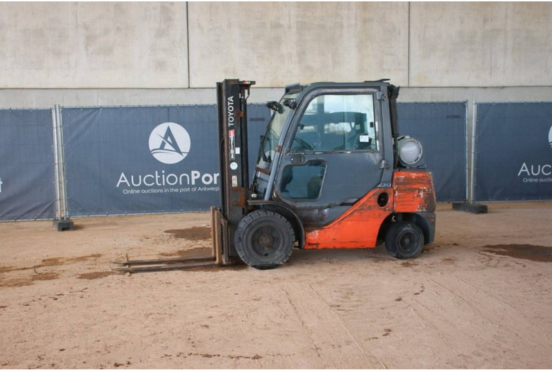 Toyota 06686GF30 - LPG forklift: picture 1 Toyota 06686GF30 - LPG forklift: picture 1