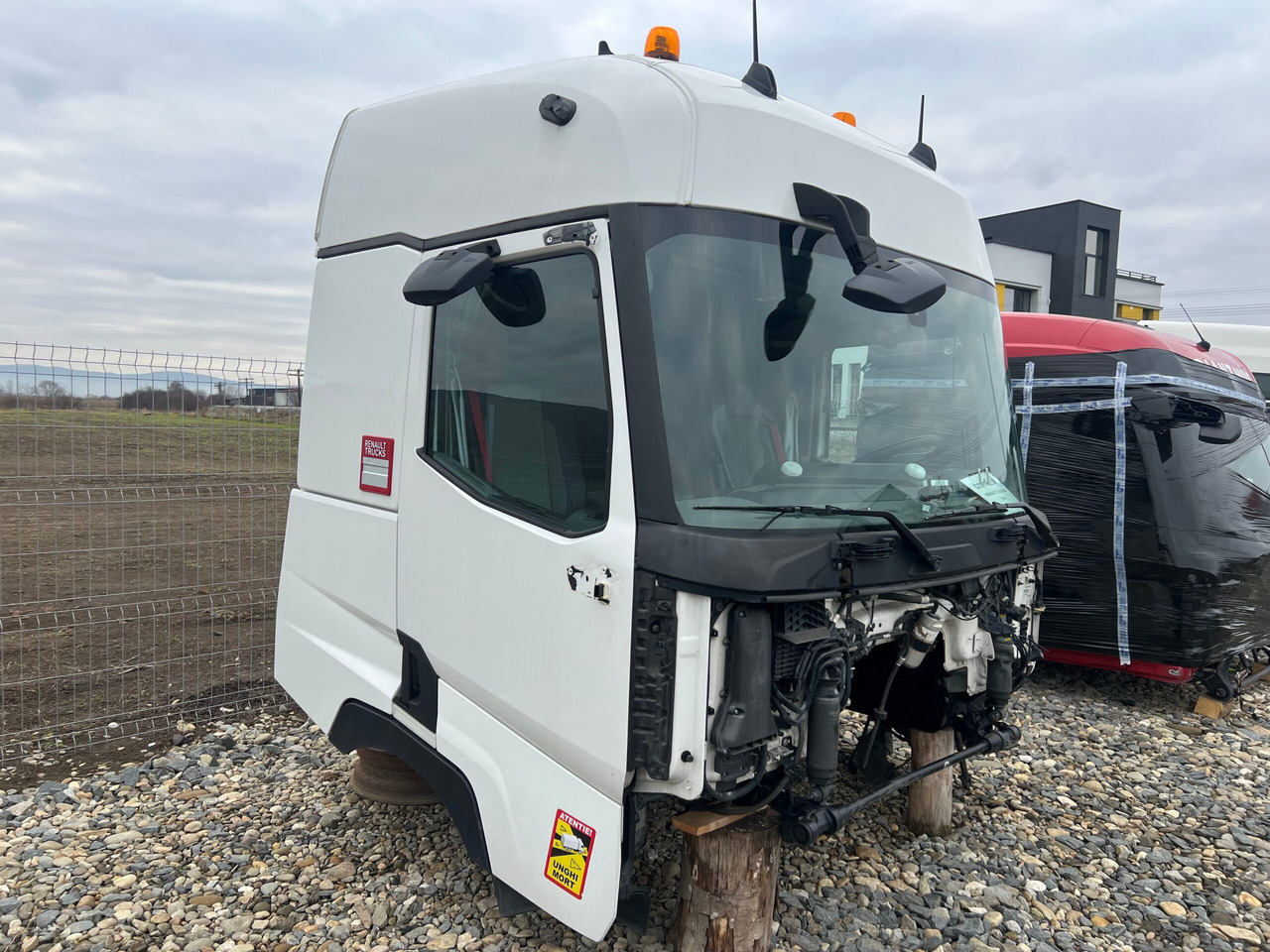 CABINA RENAULT T SLEEPER - Cab for Truck: picture 2 CABINA RENAULT T SLEEPER - Cab for Truck: picture 2