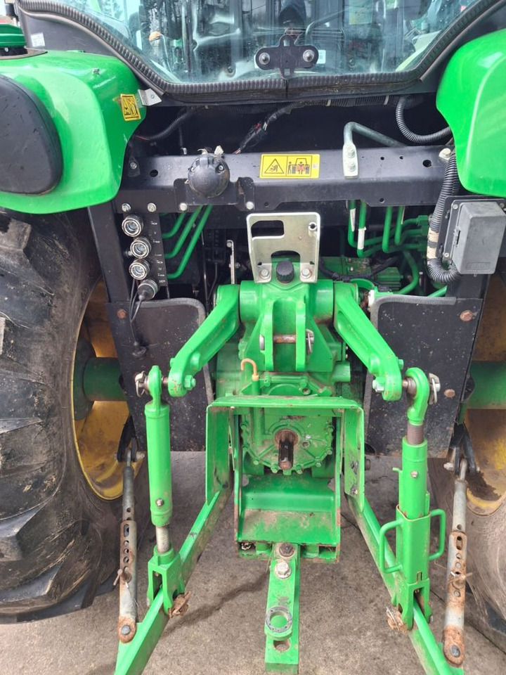 John Deere 4066R - Compact tractor: picture 3 John Deere 4066R - Compact tractor: picture 3