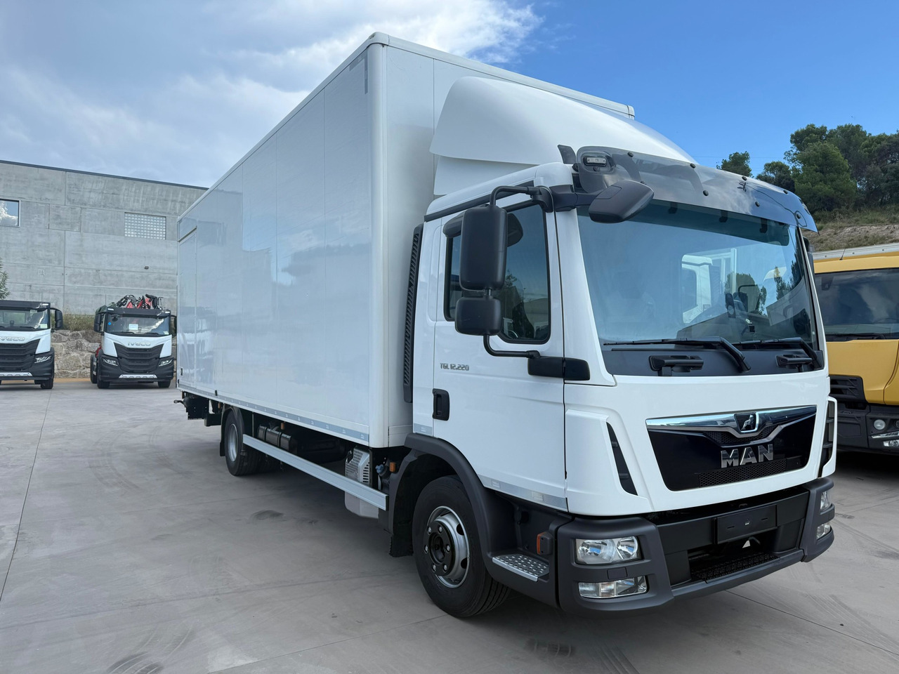 MAN 12.220 BL TGL E6 (Van) - Box truck: picture 2 MAN 12.220 BL TGL E6 (Van) - Box truck: picture 2