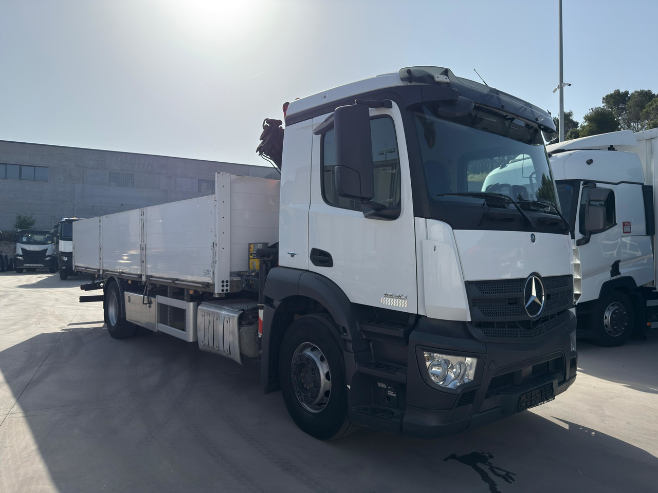 MERCEDES BENZ 18.30 Antos E6 (Platform and Grave) - Dropside/ Flatbed truck, Crane truck: picture 2 MERCEDES BENZ 18.30 Antos E6 (Platform and Grave) - Dropside/ Flatbed truck, Crane truck: picture 2
