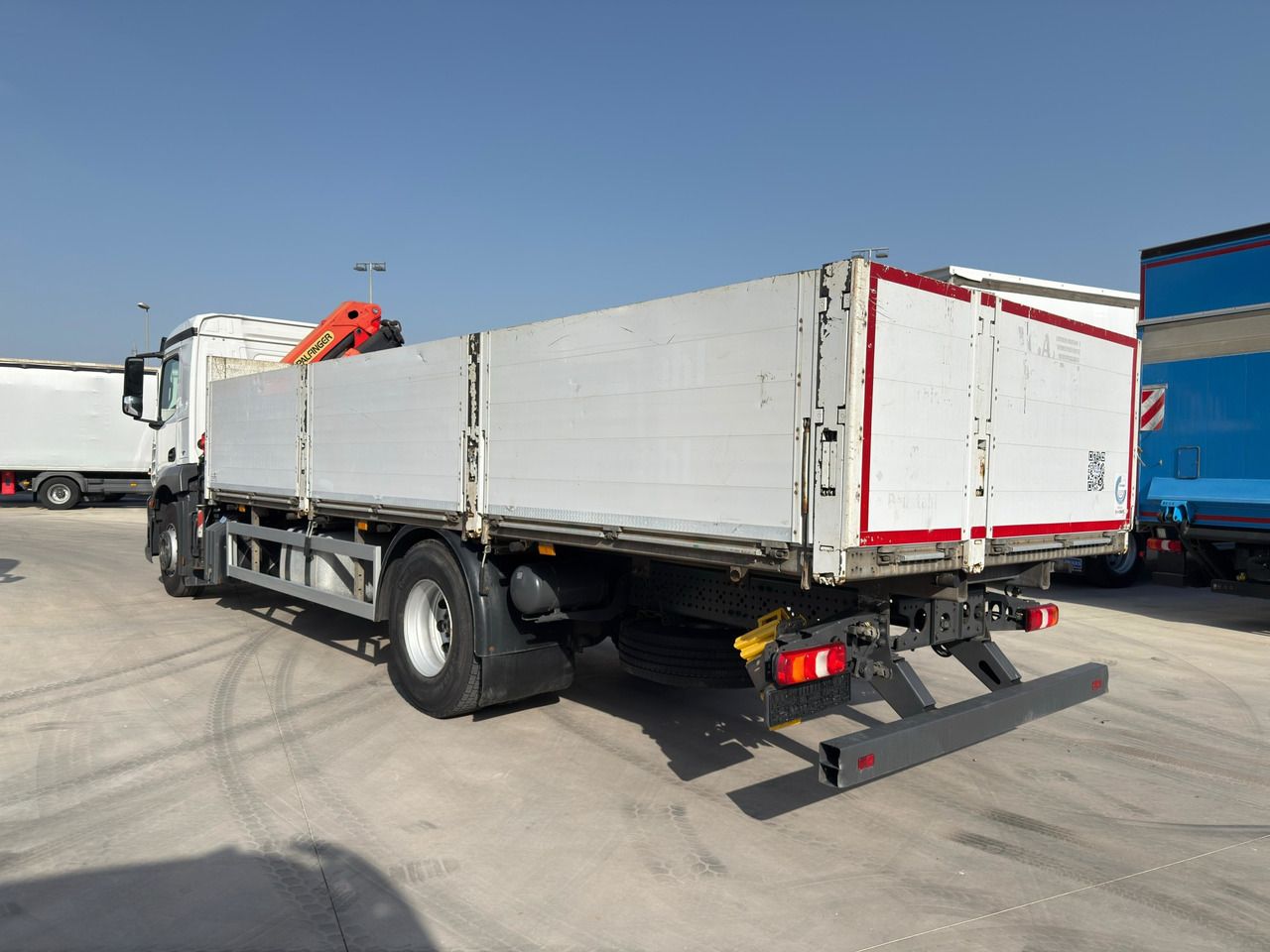 MERCEDES BENZ 18.30 Antos E6 (Platform and Grave) - Dropside/ Flatbed truck, Crane truck: picture 4 MERCEDES BENZ 18.30 Antos E6 (Platform and Grave) - Dropside/ Flatbed truck, Crane truck: picture 4