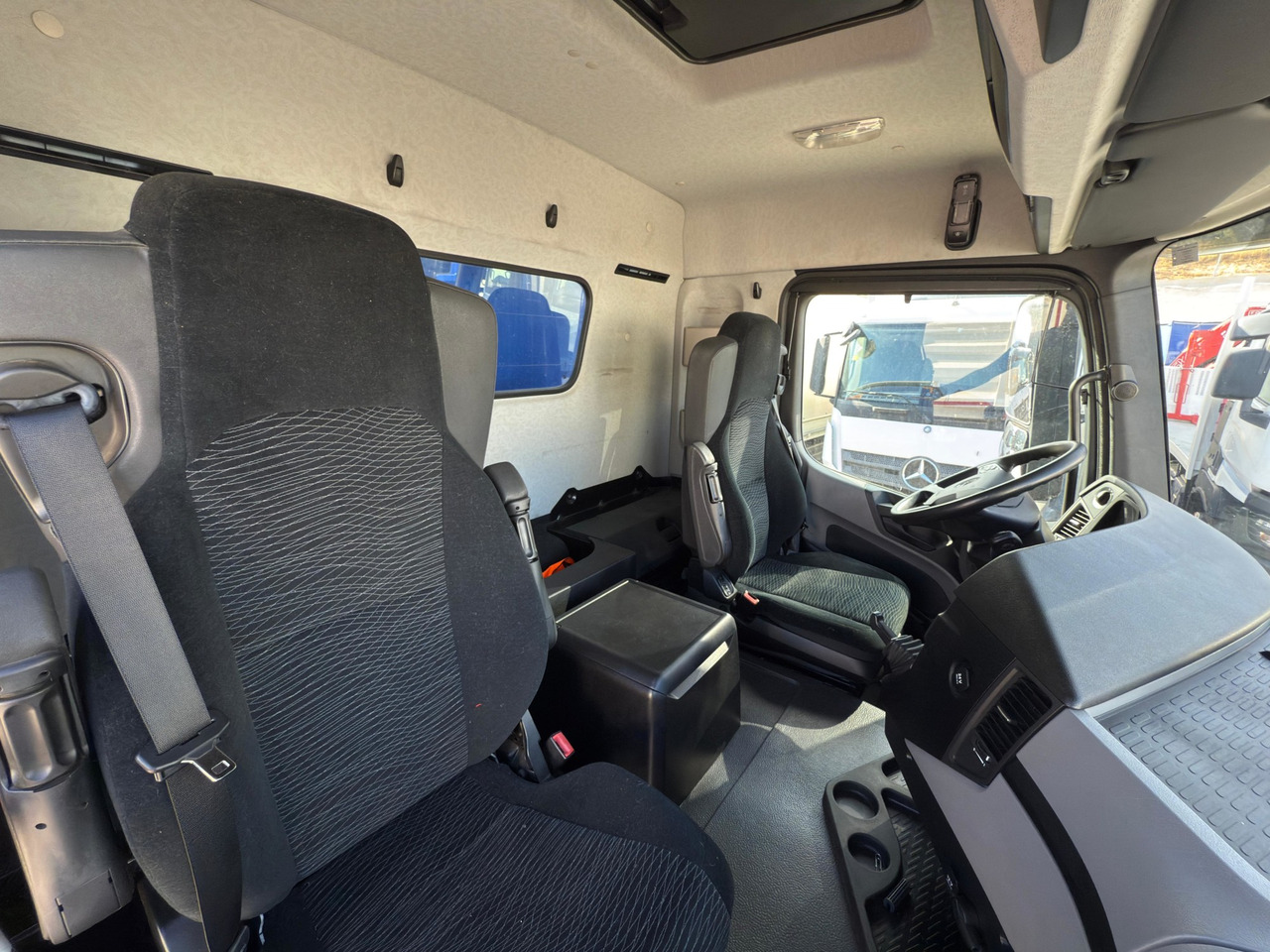 Curtainsider truck MERCEDES BENZ 18.33 Antos E6 (Self-portable): picture 9