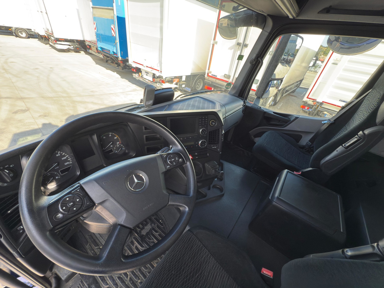 MERCEDES BENZ 18.33 Antos E6 (Self-portable) - Curtainsider truck: picture 5 MERCEDES BENZ 18.33 Antos E6 (Self-portable) - Curtainsider truck: picture 5