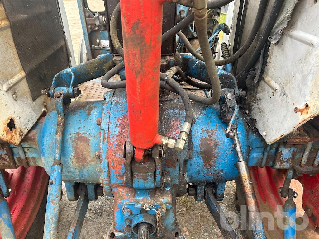 Farm tractor FORD 4000: picture 42