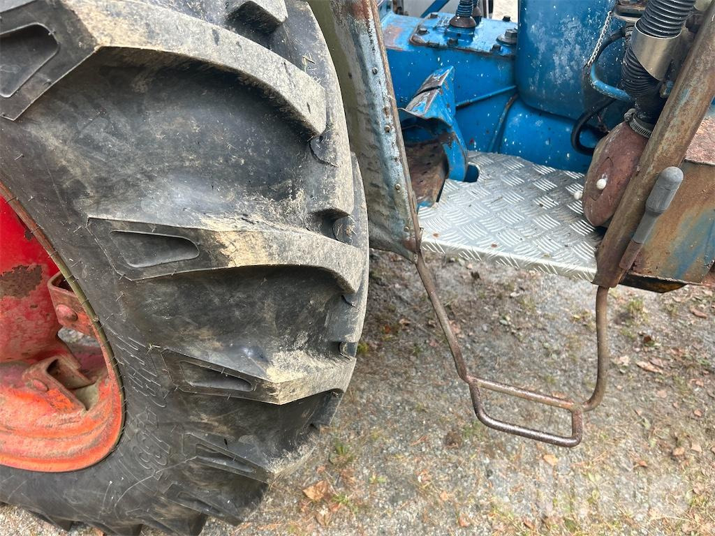Farm tractor FORD 4000: picture 35
