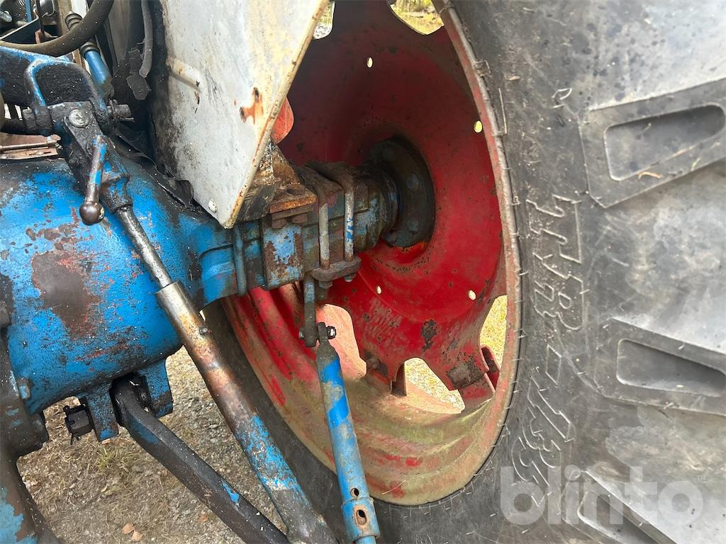 Farm tractor FORD 4000: picture 40