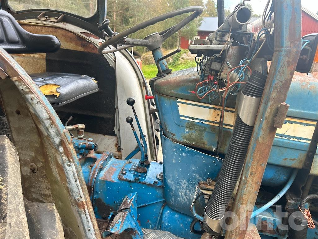Farm tractor FORD 4000: picture 36