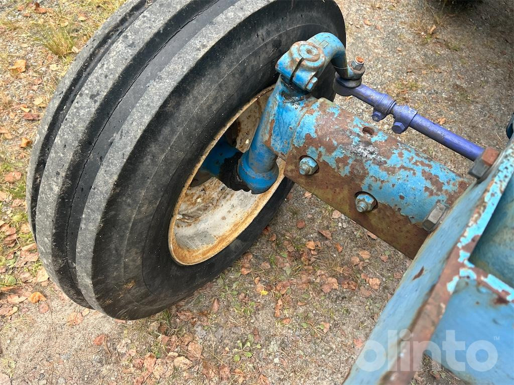 Farm tractor FORD 4000: picture 24