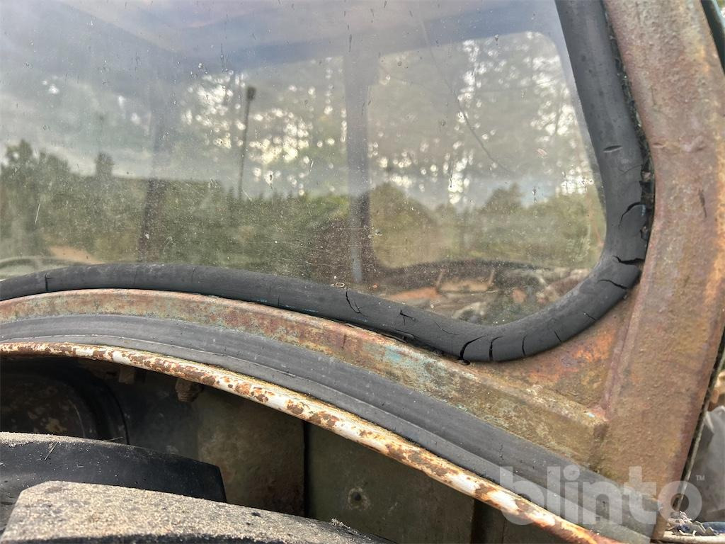 Farm tractor FORD 4000: picture 7