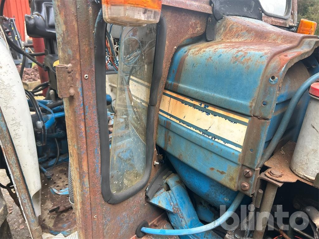 Farm tractor FORD 4000: picture 33