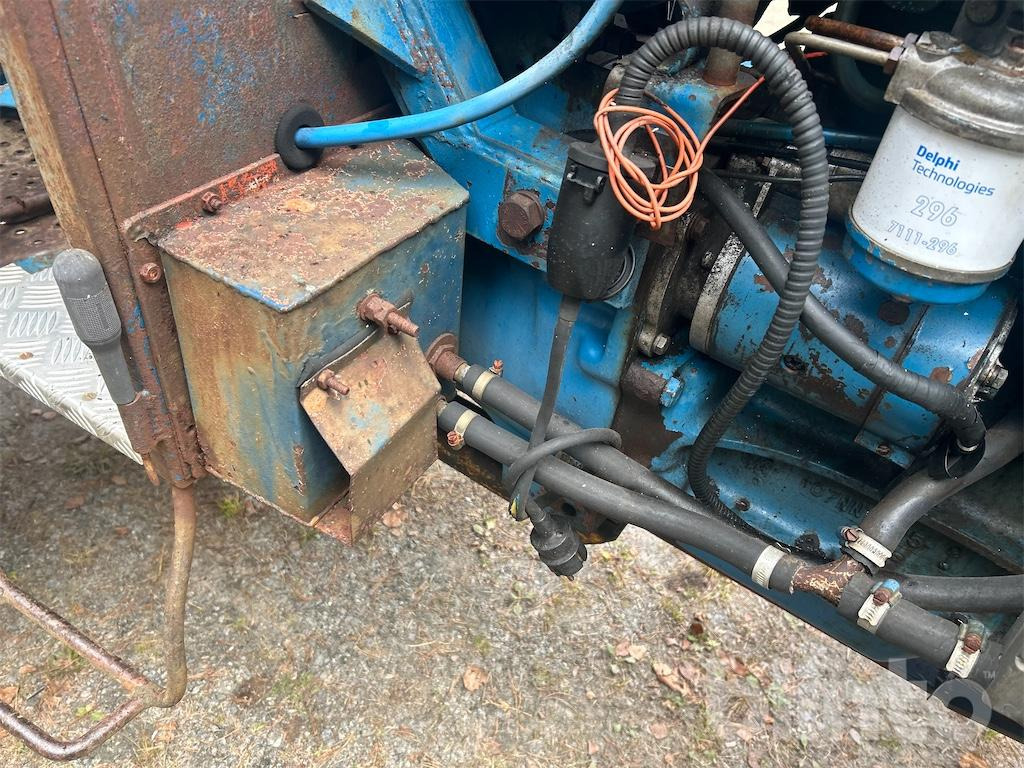 Farm tractor FORD 4000: picture 32