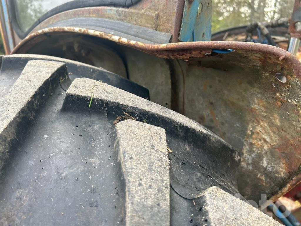Farm tractor FORD 4000: picture 6