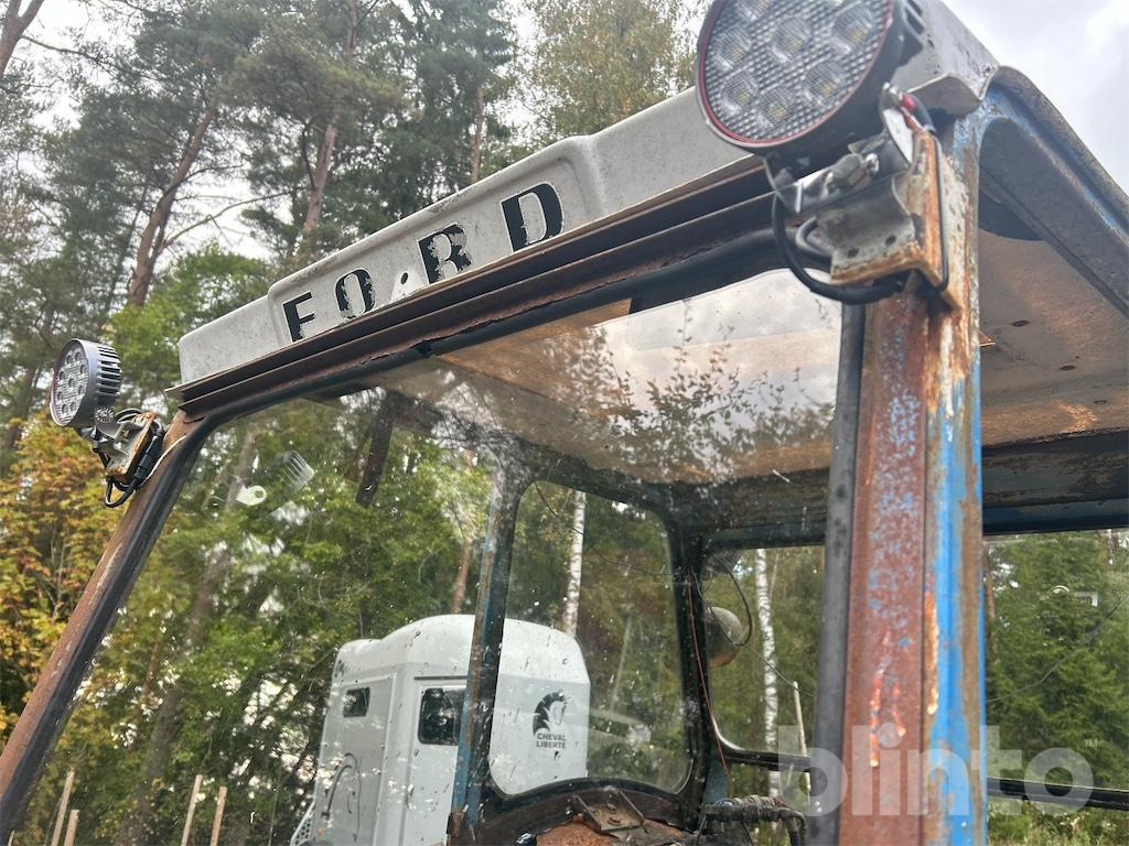 Farm tractor FORD 4000: picture 17