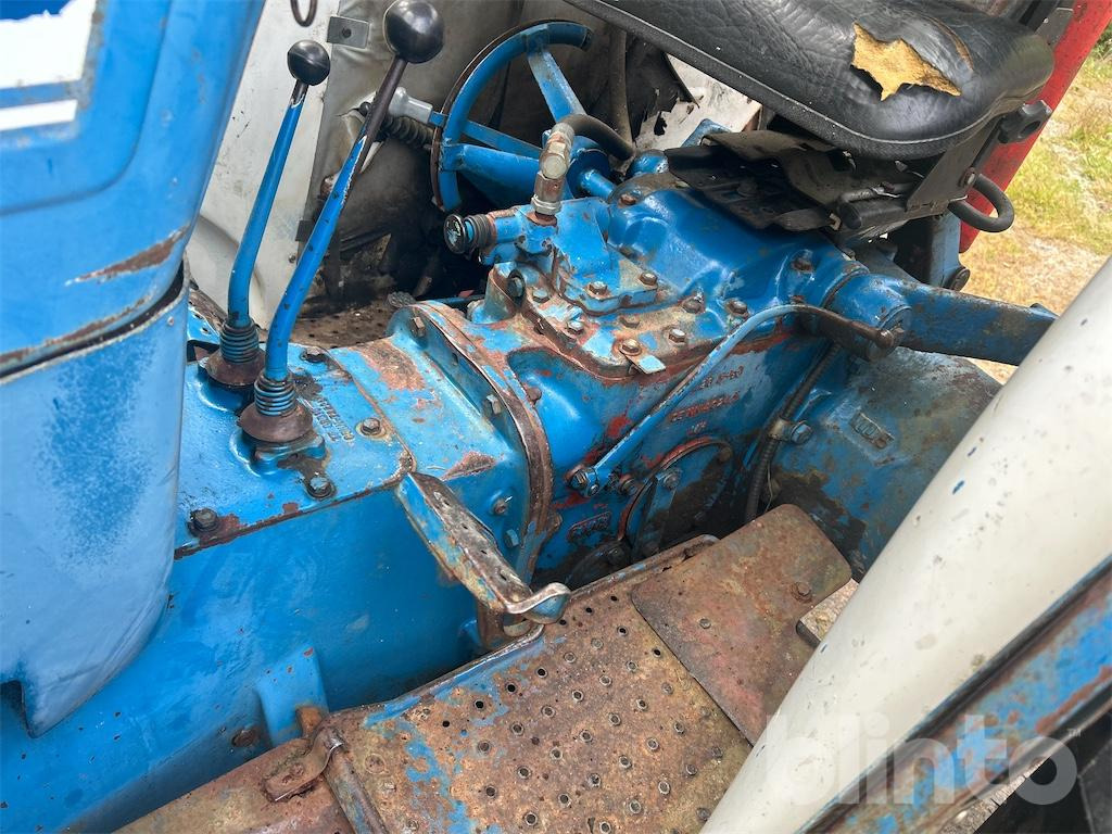 Farm tractor FORD 4000: picture 50