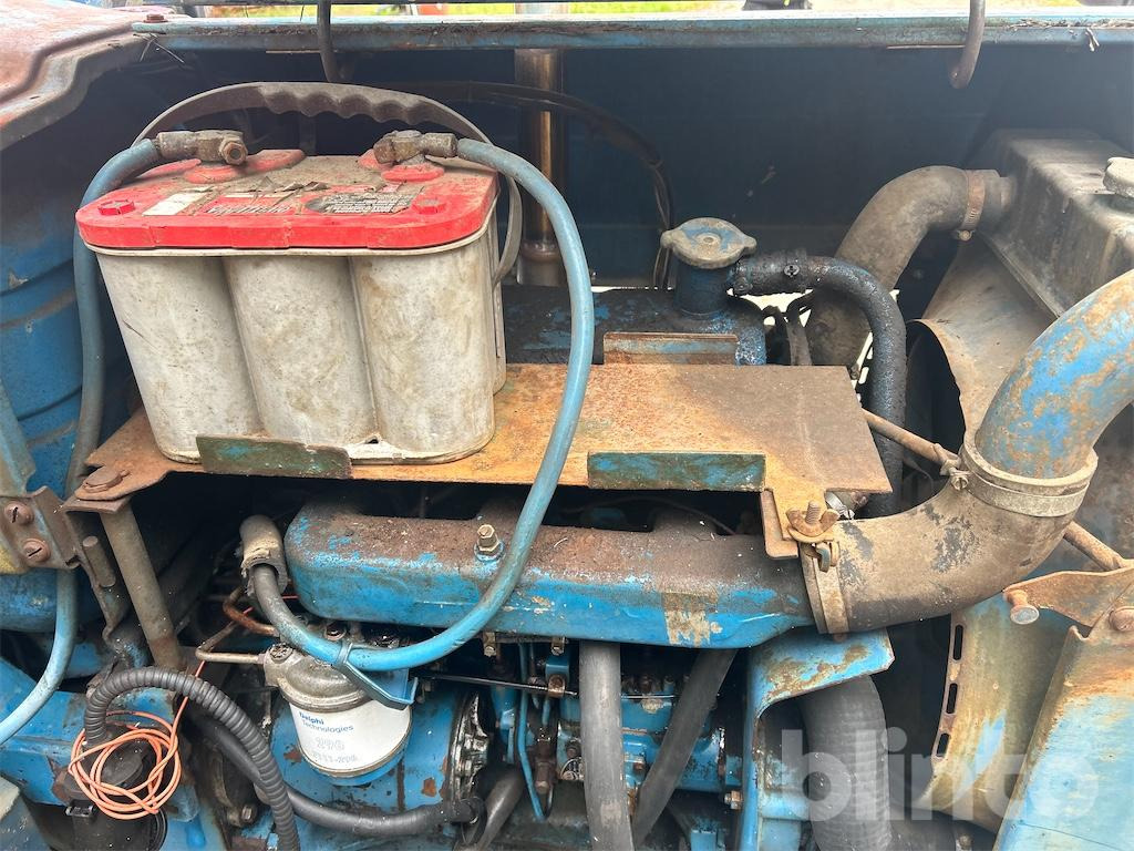 Farm tractor FORD 4000: picture 29