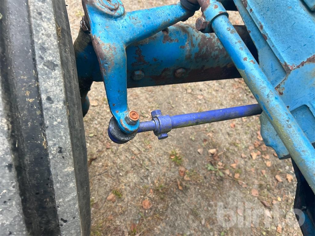 Farm tractor FORD 4000: picture 21