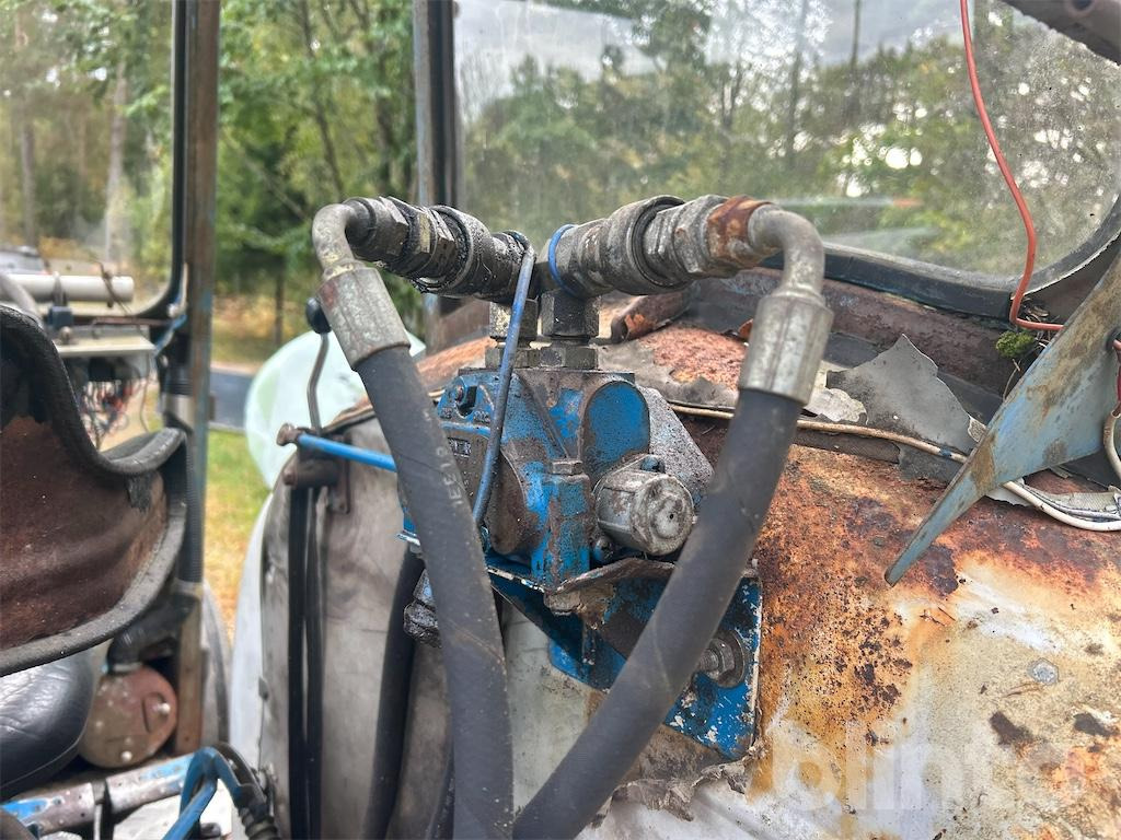 Farm tractor FORD 4000: picture 43
