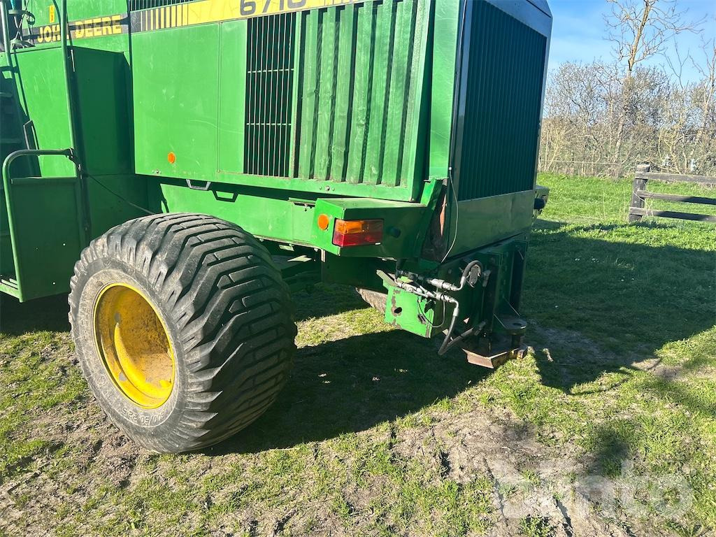 Forage harvester John Deere 6710: picture 12