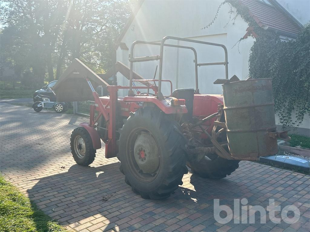 Massey-Ferguson MF 135 (1970) - Farm tractor: picture 4 Massey-Ferguson MF 135 (1970) - Farm tractor: picture 4