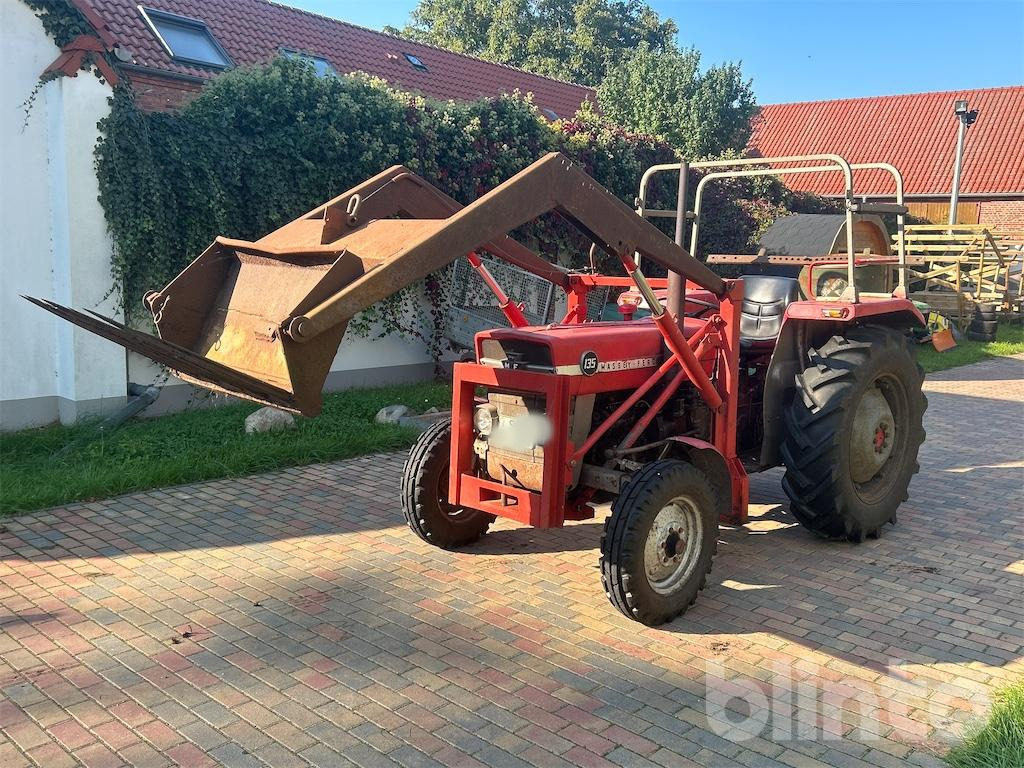 Massey-Ferguson MF 135 (1970) - Farm tractor: picture 1 Massey-Ferguson MF 135 (1970) - Farm tractor: picture 1