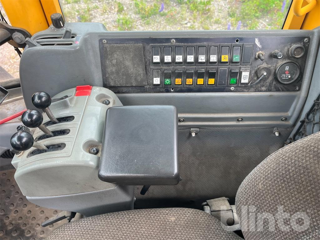 Wheel loader Volvo L220D: picture 15