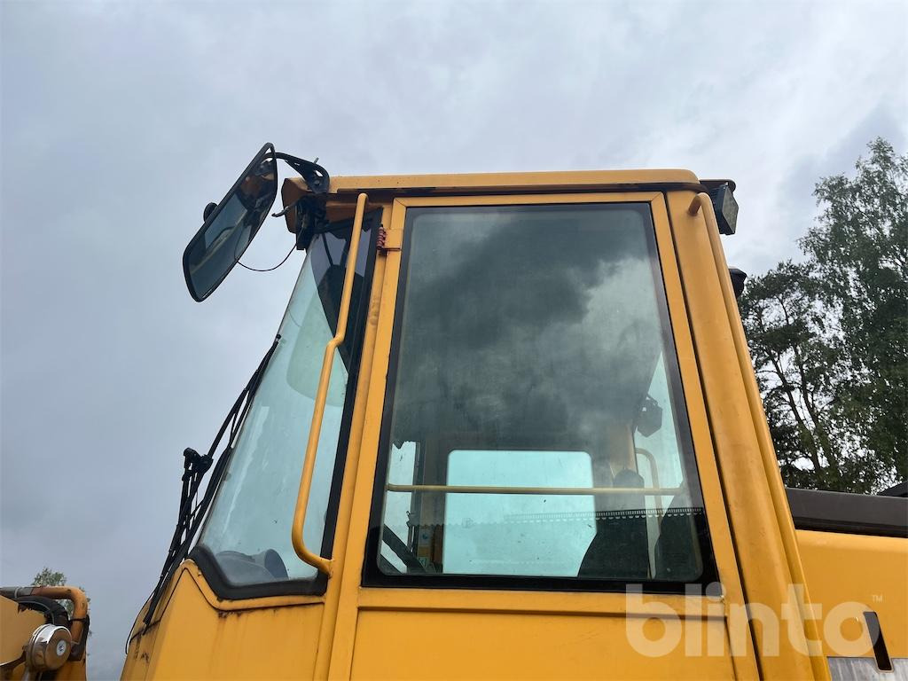 Wheel loader Volvo L220D: picture 23