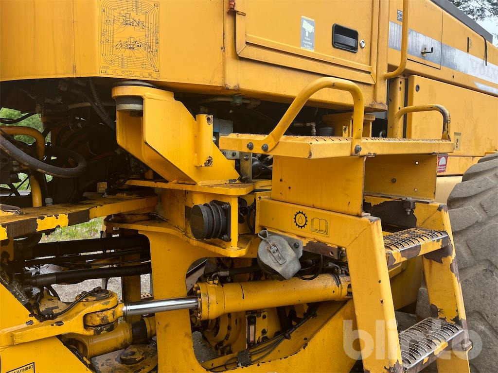Wheel loader Volvo L220D: picture 28