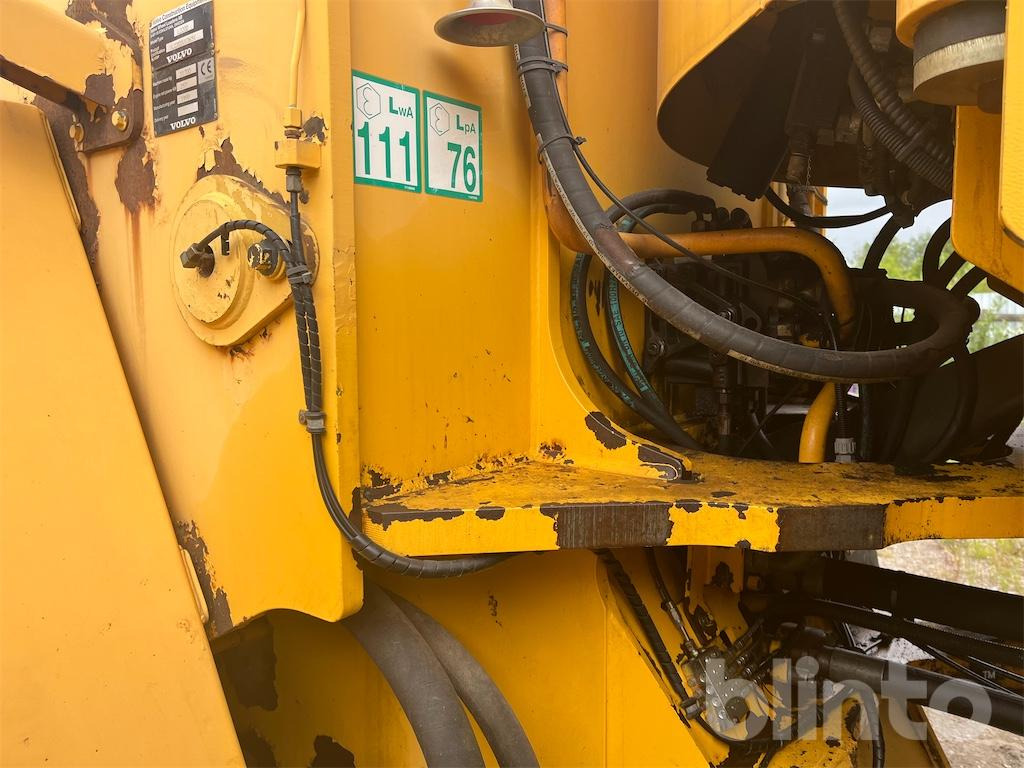 Wheel loader Volvo L220D: picture 32