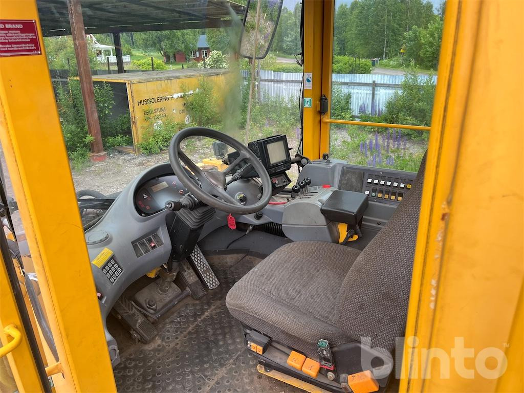 Wheel loader Volvo L220D: picture 13