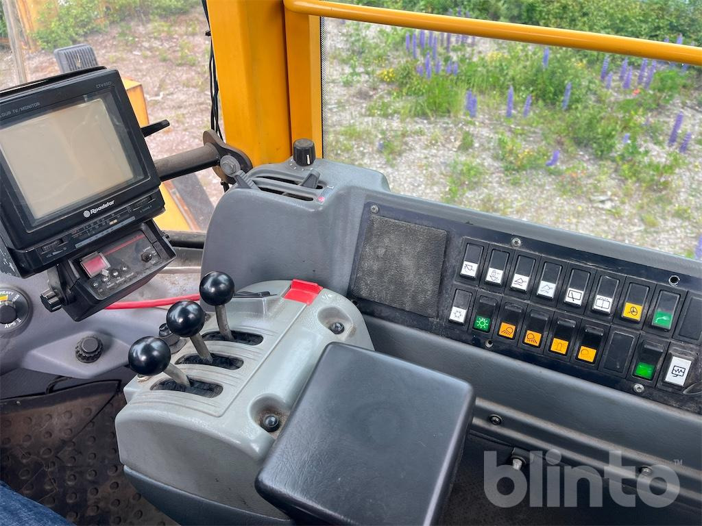Wheel loader Volvo L220D: picture 18