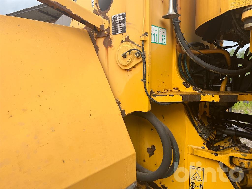 Wheel loader Volvo L220D: picture 38