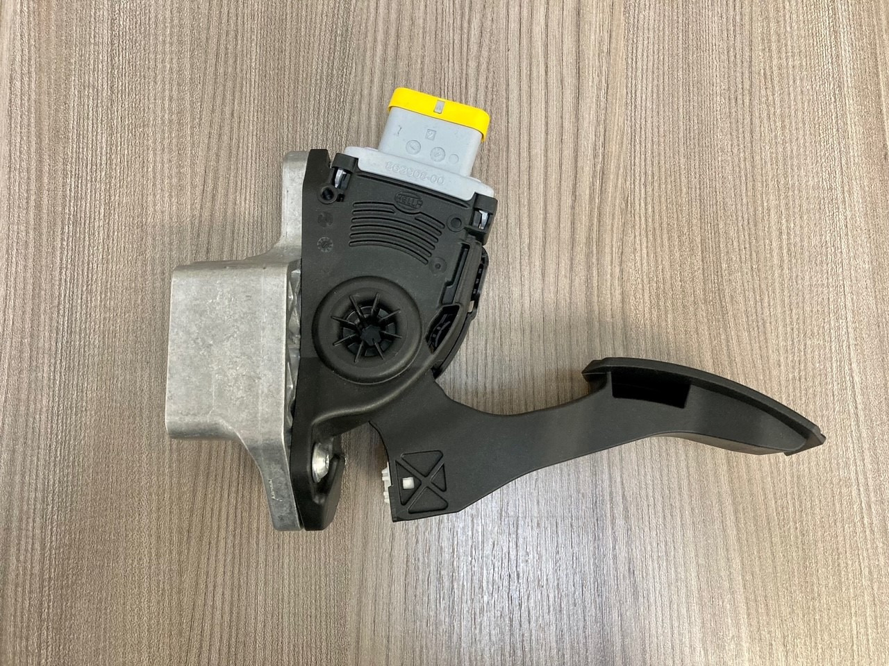 SENSORE POSIZIONE DEL PEDALE - MAN 81259706103 - HELLA 6PV 009 371-00 / 6PV 009 371-711 - Pedal for Truck: picture 3 SENSORE POSIZIONE DEL PEDALE - MAN 81259706103 - HELLA 6PV 009 371-00 / 6PV 009 371-711 - Pedal for Truck: picture 3