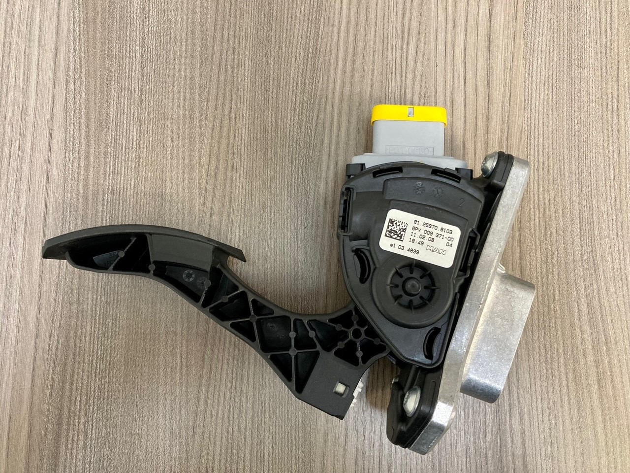 SENSORE POSIZIONE DEL PEDALE - MAN 81259706103 - HELLA 6PV 009 371-00 / 6PV 009 371-711 - Pedal for Truck: picture 2 SENSORE POSIZIONE DEL PEDALE - MAN 81259706103 - HELLA 6PV 009 371-00 / 6PV 009 371-711 - Pedal for Truck: picture 2
