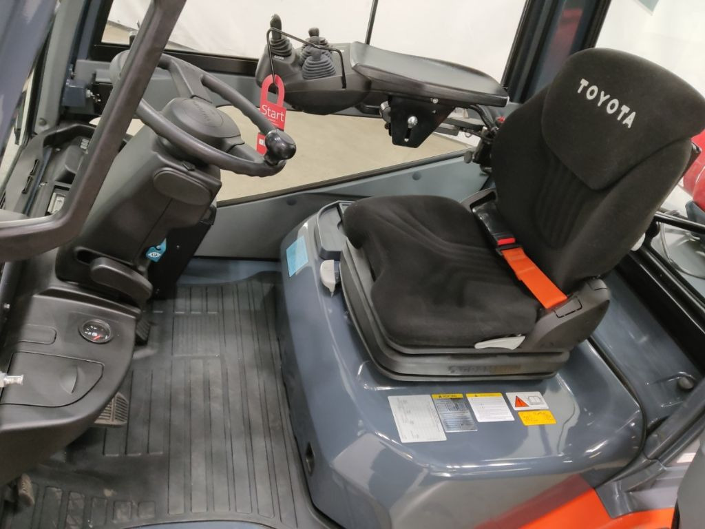 Toyota 02-8FGF30 - LPG forklift: picture 3 Toyota 02-8FGF30 - LPG forklift: picture 3